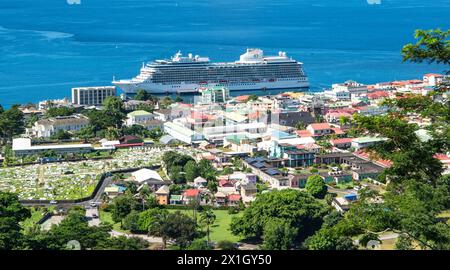 Roseau, Dominique - 24 novembre 2023 : paysage urbain avec navire de croisière Oceania Vista dans le port de Roseau Dominique. Banque D'Images