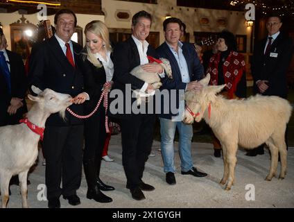 Michael Aufhauser, chef du domaine d'Aiderbichl, Kathrin Glock (armes de Glock), l'acteur Hugh Grant et Francis Fulton-Smith assistent à l'ouverture du marché de Noël au domaine d'Aiderbichl à Henndorf, Autriche, le 11 novembre 2014. - 20141111 PD6299 - Rechteinfo : droits gérés (RM) Banque D'Images