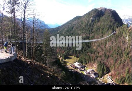 Le pont suspendu de 405 mètres de long 'highline 179' relie les ruines du château d'Ehrenberg aux vestiges de la forteresse romaine 'Claudia' près de Reutte dans le Tyrol, Autriche, le 20 novembre 2014. Pour une taxe de huit euros, toute personne osant assez peut traverser la vallée à une hauteur de 112,7 mètres au-dessus du sol. PHOTO : APA/HARALD SCHNEIDER - 20141120 PD15298 - Rechteinfo : droits gérés (RM) Banque D'Images