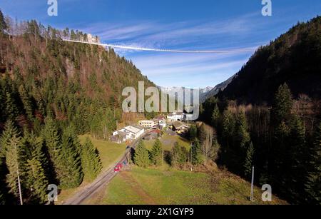 Le pont suspendu de 405 mètres de long 'highline 179' relie les ruines du château d'Ehrenberg aux vestiges de la forteresse romaine 'Claudia' près de Reutte dans le Tyrol, Autriche, le 20 novembre 2014. Pour une taxe de huit euros, toute personne osant assez peut traverser la vallée à une hauteur de 112,7 mètres au-dessus du sol. PHOTO : APA/HARALD SCHNEIDER - 20141120 PD15297 - Rechteinfo : droits gérés (RM) Banque D'Images