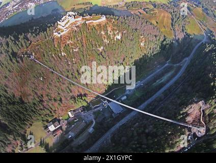Le pont suspendu de 405 mètres de long 'highline 179' relie les ruines du château d'Ehrenberg aux vestiges de la forteresse romaine 'Claudia' près de Reutte dans le Tyrol, Autriche, le 20 novembre 2014. Pour une taxe de huit euros, toute personne osant assez peut traverser la vallée à une hauteur de 112,7 mètres au-dessus du sol. PHOTO : APA/HARALD SCHNEIDER - 20141120 PD15295 - Rechteinfo : droits gérés (RM) Banque D'Images