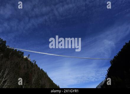 Le pont suspendu de 405 mètres de long 'highline 179' relie les ruines du château d'Ehrenberg aux vestiges de la forteresse romaine 'Claudia' près de Reutte dans le Tyrol, Autriche, le 20 novembre 2014. Pour une taxe de huit euros, toute personne osant assez peut traverser la vallée à une hauteur de 112,7 mètres au-dessus du sol. PHOTO : APA/HARALD SCHNEIDER - 20141120 PD15119 - Rechteinfo : droits gérés (RM) Banque D'Images