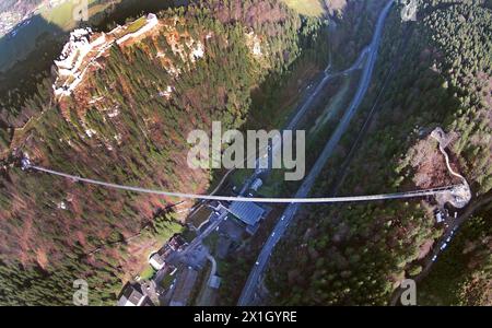 Le pont suspendu de 405 mètres de long 'highline 179' relie les ruines du château d'Ehrenberg aux vestiges de la forteresse romaine 'Claudia' près de Reutte dans le Tyrol, Autriche, le 20 novembre 2014. Pour une taxe de huit euros, toute personne osant assez peut traverser la vallée à une hauteur de 112,7 mètres au-dessus du sol. PHOTO : APA/HARALD SCHNEIDER - 20141120 PD15296 - Rechteinfo : droits gérés (RM) Banque D'Images