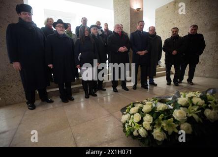 VIENNE - AUTRICHE : 70e Journée internationale de commémoration de l'Holocauste le 27 janvier 2015 à Vienne. Sur la photo : le grand rabbin Paul Chaim Eisenberg (2.fl), la vice-maire Maria Vassilakou (3.fl), le maire Michael Häupl (4.fl) et le conseiller Manfred Juraczka (5.fl) PHOTO : APA/GEORG HOCHMUTH - 20150127 PD6050 - Rechteinfo : droits gérés (RM) Banque D'Images