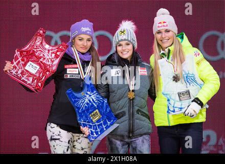 (G-d) Tina Maze de Slovénie (argent), Anna Fenninger d'Autriche (or) et Lindsey Vonn des États-Unis (bronze) célèbrent la cérémonie de remise des médailles en soirée dans le Super-G féminin aux Championnats du monde de ski alpin FIS à Vail, Colorado, États-Unis, le 3 février 2015. Les Championnats du monde se déroulent du 02 au 15 février. - 20150204 PD0008 - Rechteinfo : droits gérés (RM) Banque D'Images