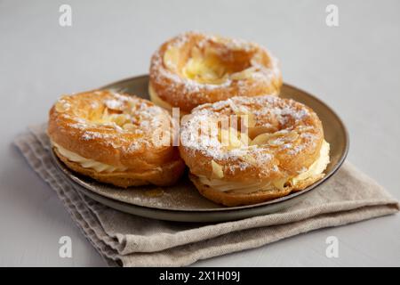 Paris Brest sur une assiette maison, vue de côté. Banque D'Images