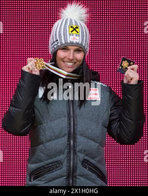 Anna Fenninger, d'Autriche, célèbre sa médaille d'or lors de la cérémonie de remise des médailles pour la course féminine de slalom géant aux Championnats du monde de ski alpin FIS à Beaver Creek, Colorado, États-Unis, le 12 février 2015. - 20150213 PD0307 - Rechteinfo : droits gérés (RM) Banque D'Images