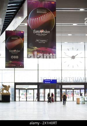 Logos et bannières publicitaires à la gare centrale de Vienne pour le concours Eurovision de la chanson 2015 à Vienne, Autriche, photographiés le 26 février 2015. - 20150226 PD1451 - Rechteinfo : droits gérés (RM) Banque D'Images