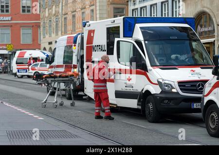 Une victime est transportée hors des lieux du crime où un SUV a heurté des piétons dans le centre-ville de Graz, Autriche, le 20 juin 2015. Environ 50 personnes ont été blessées dans la ville autrichienne de Graz lorsqu'un homme conduisant un véhicule de type jeep s'est mis à mal, a déclaré la police. Des rapports non confirmés citant des témoins ont déclaré que deux personnes sont mortes dans l'incident. Les témoins ont déclaré que le chauffeur, qui a été arrêté plus tard, avait également attaqué des gens avec un couteau. PHOTO : APA/ELMAR GUBISCH - 20150620 PD1572 - Rechteinfo : droits gérés (RM) Banque D'Images