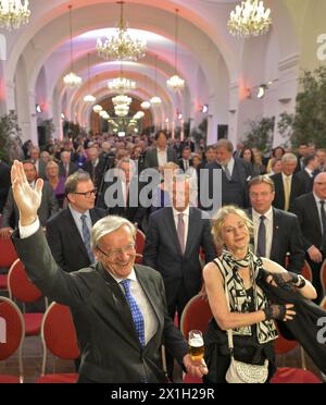 Wolfgang Schuessel, homme politique du Parti populaire autrichien et ancien chancelier autrichien, célèbre son 70e anniversaire à Vienne, Autriche, le 22 juin 2015. Sur la photo : Wolfgang Schuessel avec sa femme Krista et ses invités. PHOTO : APA/HERBERT NEUBAUER - 20150622 PD4469 - Rechteinfo : droits gérés (RM) Banque D'Images