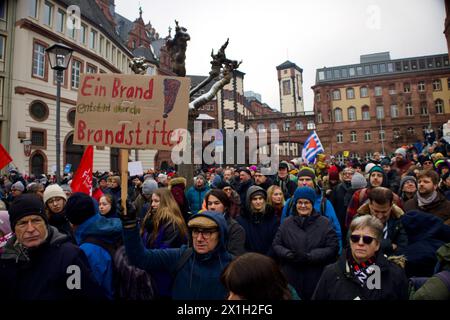 Francfort, Allemagne, 20 janvier 2024. Des milliers de personnes se sont rassemblées sur la place Römerberg pour souligner leur soutien à la démocratie en Allemagne. Banque D'Images