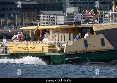 Margaret Olley a nommé Sydney ferry sur le port de Sydney, vue arrière avec les passagers et les touristes sur le navire alors qu'il se dirige vers Darling Harbour, Nouvelle-Galles du Sud, Australie Banque D'Images