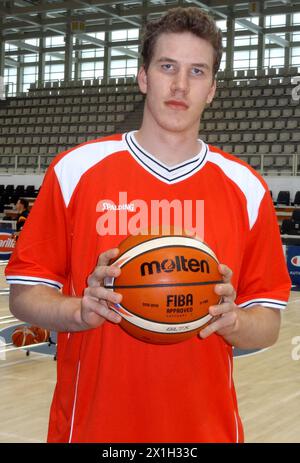 Le basket-ball autrichien Jakob Poeltl des Raptors a été échangé aux Spurs de San Antonio, a annoncé les Spurs le 18 juillet 2018. PHOTO : (PHOTO DE FICHIER) Jakob Poeltl (AUT) lors de la 'Trentin basket Cup' à trente, Italie, le 30 juillet 2015. - 20150730 PD2773 - Rechteinfo : droits gérés (RM) Banque D'Images
