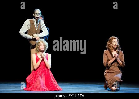 Vienne - répétition de 'Fasching' au Volkstheater le 3 septembre 2015. La première aura lieu le 5 septembre 2015. PHOTO : Nikolaus Habjan, Nils Rovira-Munoz dans le rôle de Felix Golub et Adele Neuhauser dans le rôle de Vittoria Pisani - 20150903 PD8815 - Rechteinfo : droits gérés (RM) Banque D'Images