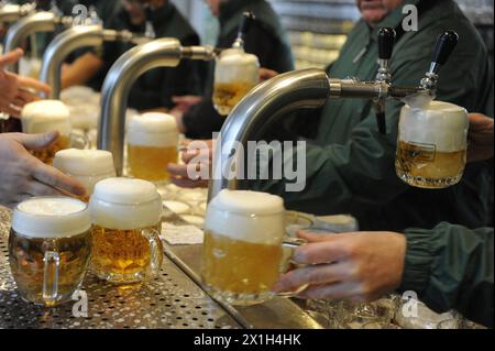 Vienne - 'Schweizerhaus' à Wiener Prater ouvre la saison de la bière le 15 mars 2016. - 20160315 PD1635 - Rechteinfo : droits gérés (RM) Banque D'Images