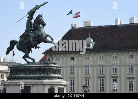 La Chancellerie fédérale, abrégée BKA, est une agence fédérale au niveau du Cabinet, servant de bureau exécutif du Chancelier d'Autriche à Ballhausplatz dans le 1 er district de Vienne. Photo prise le 28 avril 2016. PHOTO : Statue de l'empereur Joseph II - 20160428 PD0990 - Rechteinfo : droits gérés (RM) Banque D'Images