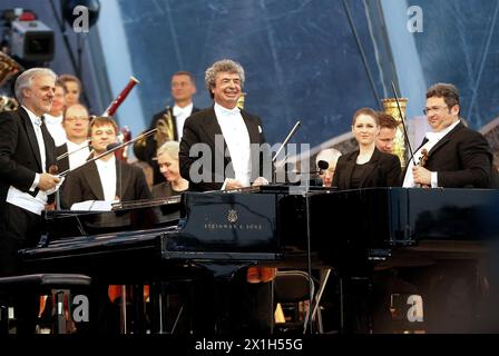 L'Orchestre philharmonique de Vienne organise son concert annuel de nuit d'été Schönbrunn, un événement en plein air avec entrée gratuite, dans les jardins du palais de Schönbrunn le 26 mai 2016. Le concert de cette année sera dirigé par le chef d'orchestre français Semyon Bychkov. PHOTO : Semyon Bychkov - 20160526 PD7150 - Rechteinfo : droits gérés (RM) Banque D'Images