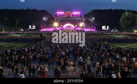 L'Orchestre philharmonique de Vienne organise son concert annuel de nuit d'été Schönbrunn, un événement en plein air avec entrée gratuite, dans les jardins du palais de Schönbrunn le 26 mai 2016. Le concert de cette année sera dirigé par le chef d'orchestre français Semyon Bychkov. IMAGE : présentation - 20160526 PD7344 - Rechteinfo : droits gérés (RM) Banque D'Images