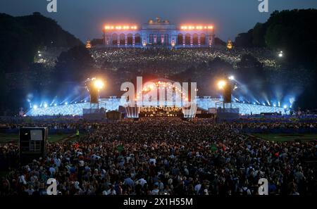 L'Orchestre philharmonique de Vienne organise son concert annuel de nuit d'été Schönbrunn, un événement en plein air avec entrée gratuite, dans les jardins du palais de Schönbrunn le 26 mai 2016. Le concert de cette année sera dirigé par le chef d'orchestre français Semyon Bychkov. IMAGE : présentation - 20160526 PD7302 - Rechteinfo : droits gérés (RM) Banque D'Images