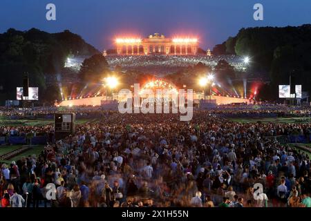 L'Orchestre philharmonique de Vienne organise son concert annuel de nuit d'été Schönbrunn, un événement en plein air avec entrée gratuite, dans les jardins du palais de Schönbrunn le 26 mai 2016. Le concert de cette année sera dirigé par le chef d'orchestre français Semyon Bychkov. IMAGE : présentation - 20160526 PD7393 - Rechteinfo : droits gérés (RM) Banque D'Images