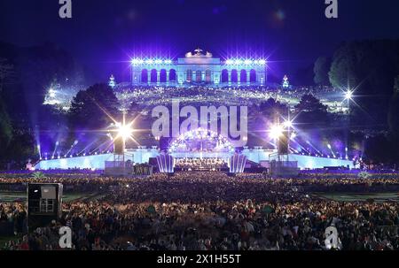 L'Orchestre philharmonique de Vienne organise son concert annuel de nuit d'été Schönbrunn, un événement en plein air avec entrée gratuite, dans les jardins du palais de Schönbrunn le 26 mai 2016. Le concert de cette année sera dirigé par le chef d'orchestre français Semyon Bychkov. IMAGE : présentation - 20160526 PD8380 - Rechteinfo : droits gérés (RM) Banque D'Images