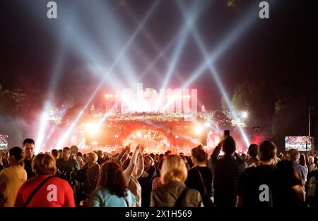 L'Orchestre philharmonique de Vienne organise son concert annuel de nuit d'été Schönbrunn, un événement en plein air avec entrée gratuite, dans les jardins du palais de Schönbrunn le 26 mai 2016. Le concert de cette année sera dirigé par le chef d'orchestre français Semyon Bychkov. PHOTO : visiteurs - 20160526 PD8445 - Rechteinfo : droits gérés (RM) Banque D'Images