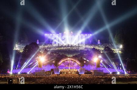 L'Orchestre philharmonique de Vienne organise son concert annuel de nuit d'été Schönbrunn, un événement en plein air avec entrée gratuite, dans les jardins du palais de Schönbrunn le 26 mai 2016. Le concert de cette année sera dirigé par le chef d'orchestre français Semyon Bychkov. IMAGE : présentation - 20160526 PD8425 - Rechteinfo : droits gérés (RM) Banque D'Images