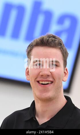 Le basket-ball autrichien Jakob Poeltl des Raptors a été échangé aux Spurs de San Antonio, a annoncé les Spurs le 18 juillet 2018. PHOTO : (PHOTO DE DOSSIER) Jakob Poeltl lors d'un événement médiatique le 22 juin 2016 à New York, États-Unis. - 20160622 PD12001 - Rechteinfo : droits gérés (RM) Banque D'Images