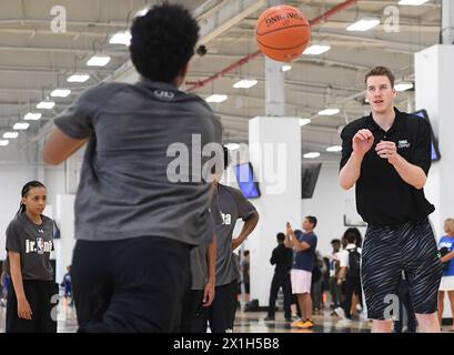 Le basket-ball autrichien Jakob Poeltl des Raptors a été échangé aux Spurs de San Antonio, a annoncé les Spurs le 18 juillet 2018. PHOTO : (PHOTO DE DOSSIER) Jakob Poeltl lors d'un événement médiatique le 22 juin 2016 à New York, États-Unis. - 20160622 PD11842 - Rechteinfo : droits gérés (RM) Banque D'Images