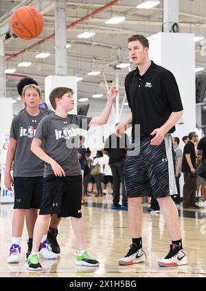 Le basket-ball autrichien Jakob Poeltl des Raptors a été échangé aux Spurs de San Antonio, a annoncé les Spurs le 18 juillet 2018. PHOTO : (PHOTO DE DOSSIER) Jakob Poeltl lors d'un événement médiatique le 22 juin 2016 à New York, États-Unis. - 20160622 PD11831 - Rechteinfo : droits gérés (RM) Banque D'Images