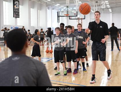 Le basket-ball autrichien Jakob Poeltl des Raptors a été échangé aux Spurs de San Antonio, a annoncé les Spurs le 18 juillet 2018. PHOTO : (PHOTO DE DOSSIER) Jakob Poeltl lors d'un événement médiatique le 22 juin 2016 à New York, États-Unis. - 20160622 PD11790 - Rechteinfo : droits gérés (RM) Banque D'Images