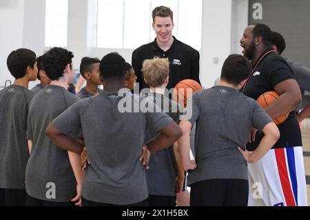 Le basket-ball autrichien Jakob Poeltl des Raptors a été échangé aux Spurs de San Antonio, a annoncé les Spurs le 18 juillet 2018. PHOTO : (PHOTO DE DOSSIER) Jakob Poeltl lors d'un événement médiatique le 22 juin 2016 à New York, États-Unis. - 20160622 PD11876 - Rechteinfo : droits gérés (RM) Banque D'Images