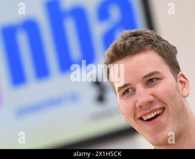 Le basket-ball autrichien Jakob Poeltl des Raptors a été échangé aux Spurs de San Antonio, a annoncé les Spurs le 18 juillet 2018. PHOTO : (PHOTO DE DOSSIER) Jakob Poeltl lors d'un événement médiatique le 22 juin 2016 à New York, États-Unis. - 20160622 PD12002 - Rechteinfo : droits gérés (RM) Banque D'Images
