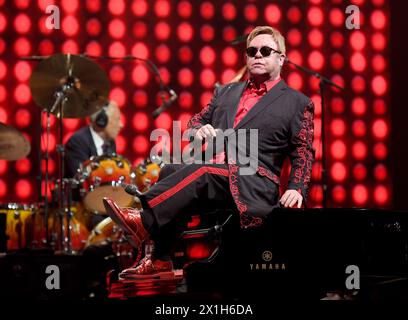 Auteur-compositeur-interprète britannique, musicien et compositeur. Elton John en concert au Stadthalle de Vienne, Autriche, le 24 novembre 2016. PHOTO : Elton John - 20161124 PD6485 - Rechteinfo : droits gérés (RM) Banque D'Images