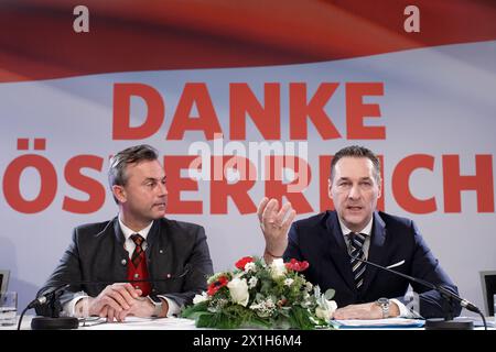 Le troisième président du Conseil national Norbert Hofer (l) et le leader du Parti de la liberté (FPOe) Heinz-Christian Strache assistent à une conférence de presse le 6 décembre 2016 à Vienne à la suite des élections présidentielles. Les électeurs autrichiens ont repoussé la tentative de Norbert Hofer, anti-immigration et eurosceptique, de devenir le premier président d'extrême droite de l'Union européenne, un résultat salué avec soulagement par les politiciens centristes de tout le continent. - 20161206 PD2030 - Rechteinfo : droits gérés (RM) Banque D'Images