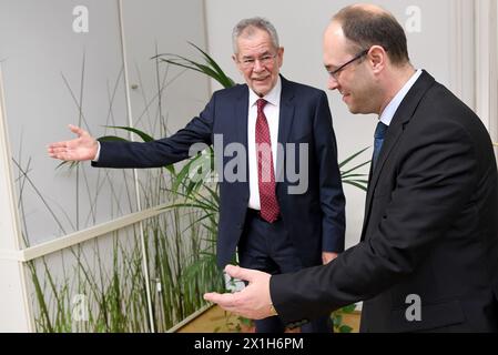 Le président autrichien Alexander van der Bellen (l) accueille le ministre croate des Affaires étrangères Davor Ivo Stier lors de leur rencontre le 19 décembre 2016 à Vienne. - 20161219 PD0971 - Rechteinfo : droits gérés (RM) Banque D'Images