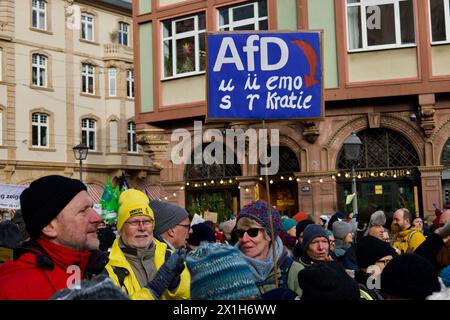 Francfort, Allemagne, 20 janvier 2024. Des milliers de personnes se sont rassemblées sur la place Römerberg pour souligner leur soutien à la démocratie en Allemagne. Banque D'Images