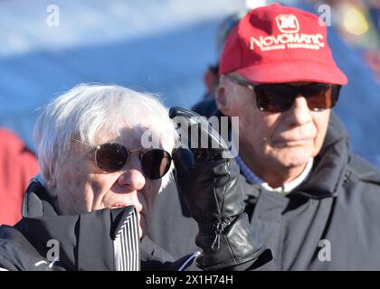 le supremo Bernie Ecclestone (l) et l'ancien pilote autrichien de formule 1 Niki Lauda lors de la compétition masculine Super-g lors de la Coupe du monde de ski alpin FIS au Hahnenkamm à Kitzbuehel, Autriche, le 20 janvier 2017. - 20170121 PD2438 - Rechteinfo : droits gérés (RM) Banque D'Images