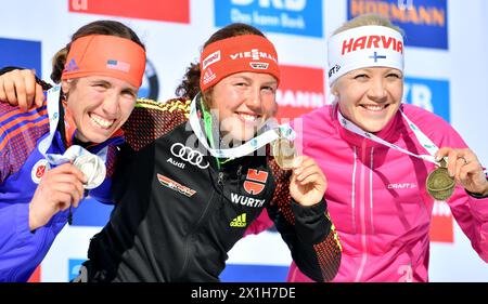 Laura Dahlmeier d'Allemagne (1ère place, c), Susan Dunklee des États-Unis (2ème place, l) et Kaisa Maekaeraeinen de Finlande (3ème place, R) présentent leurs médailles après le départ collectif féminin de 12,5 km au Championnat du monde de biathlon à Hochfilzen, Autriche, le 19 février 2017. La sept fois championne du monde a remporté la médaille d'or dans les catégories poursuite, simple, départ en masse, relais féminin et relais mixte ainsi que l'argent au sprint. - 20170219 PD1530 - Rechteinfo : droits gérés (RM) Banque D'Images