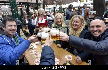 Schweizerhaus ouvre le café en plein air pour sa saison estivale à Vienne, Autriche, le 15 mars 2017. Le Schweizerhaus est un restaurant viennois, riche en tradition, qui est indissociablement lié au Prater, un grand espace public et parc à Leopoldstadt, le deuxième arrondissement de Vienne, la capitale autrichienne. - 20170315 PD2027 - Rechteinfo : droits gérés (RM) Banque D'Images