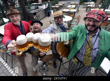 Schweizerhaus ouvre le café en plein air pour sa saison estivale à Vienne, Autriche, le 15 mars 2017. Le Schweizerhaus est un restaurant viennois, riche en tradition, qui est indissociablement lié au Prater, un grand espace public et parc à Leopoldstadt, le deuxième arrondissement de Vienne, la capitale autrichienne. - 20170315 PD1987 - Rechteinfo : droits gérés (RM) Banque D'Images