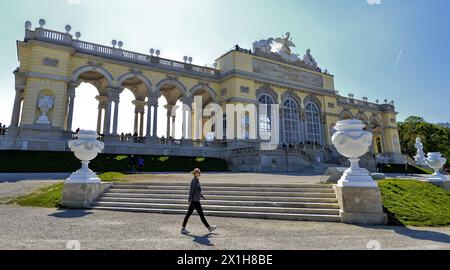 Gloriette dans le jardin du palais de Schönbrunn dans le 13ème arrondissement municipal de Vienne Hietzing le 24 avril 2017. Le palais de Schönbrunn est le plus grand château et l'un des biens culturels les plus importants et les plus populaires d'Autriche. Le palais ainsi que le parc du château font partie du patrimoine culturel mondial de l'UNESCO. - 20170424 PD10704 - Rechteinfo : droits gérés (RM) Banque D'Images