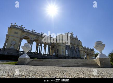 Gloriette dans le jardin du palais de Schönbrunn dans le 13ème arrondissement municipal de Vienne Hietzing le 24 avril 2017. Le palais de Schönbrunn est le plus grand château et l'un des biens culturels les plus importants et les plus populaires d'Autriche. Le palais ainsi que le parc du château font partie du patrimoine culturel mondial de l'UNESCO. - 20170424 PD10698 - Rechteinfo : droits gérés (RM) Banque D'Images