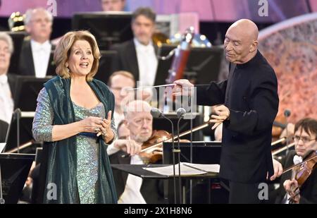 Renee Fleming (à gauche) et le chef d'orchestre Christoph Eschenbach (à droite) avec l'Orchestre philharmonique de Vienne se produisent sur scène lors du concert en plein air 'Sommernachtskonzert' (concert nocturne d'été) au Palais Schoenbrunn à Vienne, le 25 mai 2017. - 20170525 PD11329 - Rechteinfo : droits gérés (RM) Banque D'Images