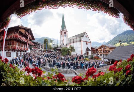 Alpbach - cérémonie d'ouverture du Forum Alpbach le 20 août 2017. PHOTO : un énorme rassemblement de fidèles d'église à l'extérieur d'Alpbach Église paroissiale d'Oswald sur la place principale d'Alpbach - 20170820 PD0728 - Rechteinfo : droits gérés (RM) Banque D'Images
