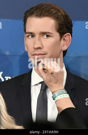 Sebastian Kurz, ministre autrichien des Affaires étrangères et leader du Parti populaire de centre-droit autrichien (OeVP), assiste à un débat télévisé sur les élections législatives autrichiennes à Vienne le 15 octobre 2017. Le chef conservateur autrichien Sebastian Kurz semblait prêt à devenir le plus jeune dirigeant d'Europe après les élections législatives, avec des projections le plaçant devant l'extrême droite et les sociaux-démocrates. - 20171015 PD5420 - Rechteinfo : droits gérés (RM) Banque D'Images