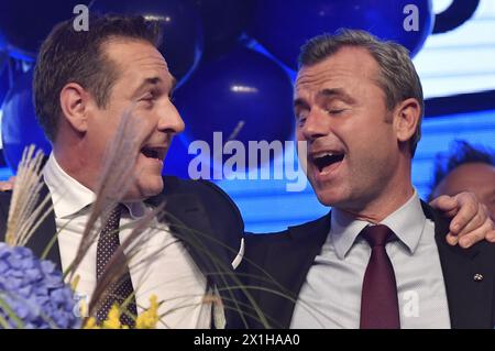 Heinz-Christian Strache, président du Parti de la liberté d'extrême droite autrichien (FPOe), avec Notbert Hofer (R), célèbre les résultats des élections législatives à Vienne le 15 octobre 2017. - 20171015 PD7064 - Rechteinfo : droits gérés (RM) Banque D'Images