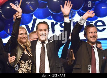 Heinz-Christian Strache, président du Parti de la liberté (FPOe) d'extrême droite autrichien, avec son épouse Philippa (G) et Norbert Hofer (d), célèbre les résultats des élections législatives à Vienne le 15 octobre 2017. - 20171015 PD7292 - Rechteinfo : droits gérés (RM) Banque D'Images