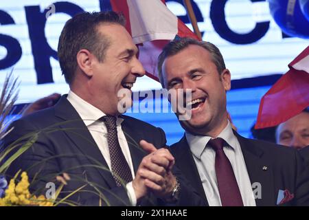 Heinz-Christian Strache, président du Parti d'extrême droite autrichien pour la liberté (FPOe), avec Norbert Hofer (R), célèbre les résultats des élections législatives à Vienne le 15 octobre 2017. - 20171015 PD6869 - Rechteinfo : droits gérés (RM) Banque D'Images