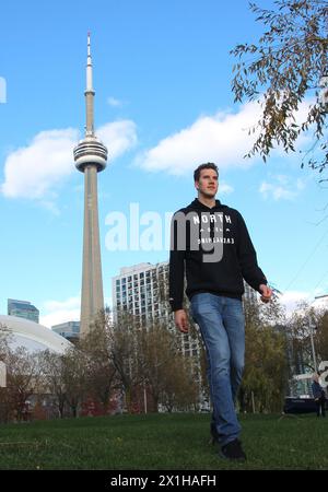 Le basket-ball autrichien Jakob Poeltl des Raptors a été échangé aux Spurs de San Antonio, a annoncé les Spurs le 18 juillet 2018. PHOTO : (PHOTO DE DOSSIER) Jakob Poeltl lors d'une séance photo à Toronto, Canada, le 5 novembre 2017. - 20171105 PD13878 - Rechteinfo : droits gérés (RM) Banque D'Images